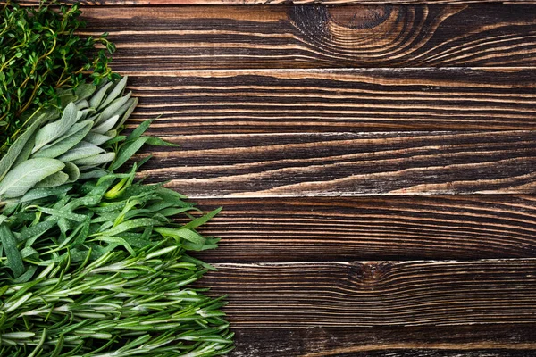 Čerstvé bylinky a koření ze zahrady na starý dřevěný stůl. Zdravé potraviny a vaření koncepce — Stock fotografie