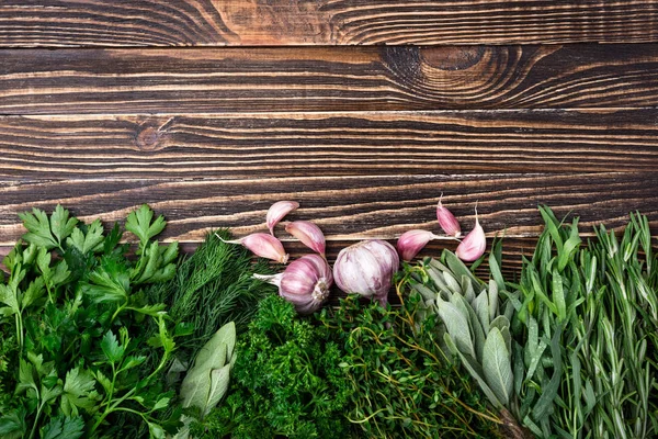 新鮮なハーブやスパイス、古い木製の背景にニンニク。健康食品と料理の概念。ガーデニング ハーブ — ストック写真