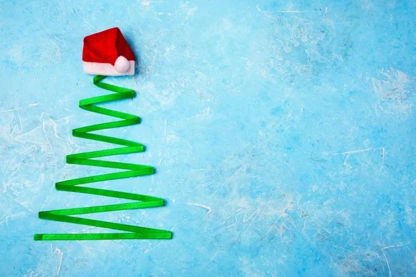 Kerstboom gemaakt van lint op blauwe achtergrond. Kerstmis achtergrond. Kopiëren van ruimte — Stockfoto