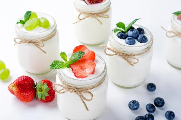 Świeży jogurt z owocami w słoikach. Produkty mleczne. Zdrowa żywność, pojęcie diety i śniadanie — Zdjęcie stockowe