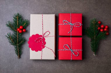 Noel kompozisyon. Noel hediyeleri, yılbaşı ağacı, koyu arka plan üzerinde süslemeleri