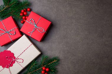 Noel kompozisyon. Noel hediyeleri, yılbaşı ağacı, koyu arka plan üzerinde süslemeleri. Düz yatıyordu, en iyi görünümü