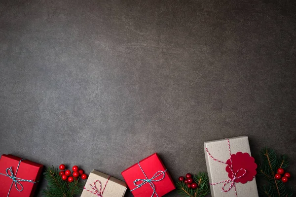 Fondo de Navidad con cajas de regalo y decoraciones sobre fondo oscuro — Foto de Stock