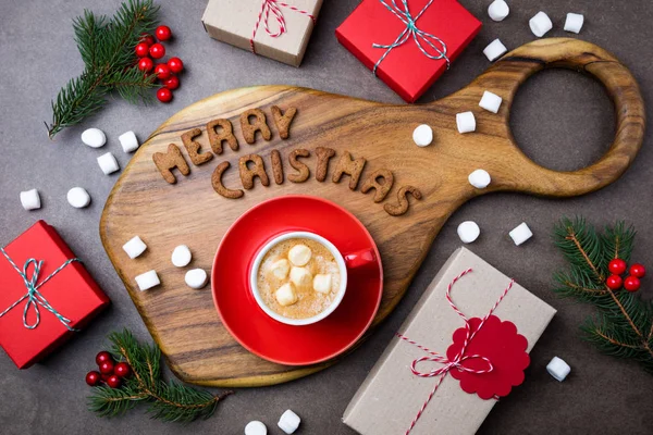 Fond de Noël avec biscuits, tasse à café, guimauve, boîte cadeau et arbre de Noël — Photo