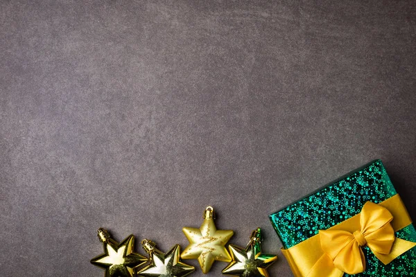 Різдвяний фон з подарунковою коробкою та прикрасами на темному фоні — стокове фото