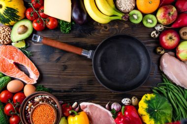 Arka plan sağlıklı gıda. Taze sebze, meyve, et, balık, peynir ve ahşap masa üzerinde tava. Sağlıklı gıda, beslenme ve sağlıklı yaşam. Üstten Görünüm