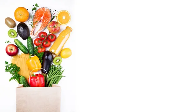 Alimentation saine fond. Aliments sains dans un sac en papier poisson, légumes et fruits sur blanc. Shopping concept de supermarché alimentaire. Format long — Photo