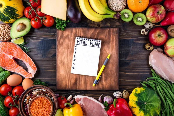 Concetto di cibo sano. Verdure fresche, frutta, carne e pesce sul tavolo di legno. Alimentazione sana e piano pasto — Foto Stock