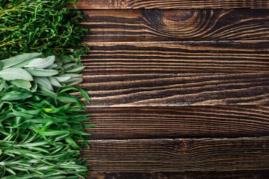 Taze ot ve baharat Bahçe ahşap masa üzerinde. Sağlıklı yemek ve pişirme kavramı. Üstten Görünüm
