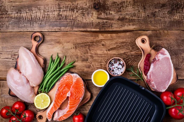 Healthy food background. Meat, fish, vegetables,pan for cooking grill. Healthy eating concept — Stock Photo, Image