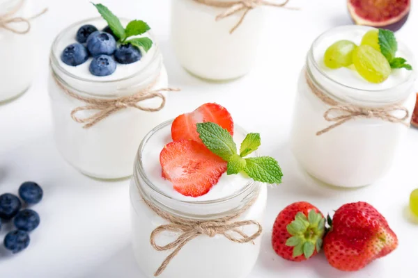 Taze yoğurt. Meyve ve çilek ile yoğurt ile Servis Kahvaltı. Sağlıklı gıda — Stok fotoğraf