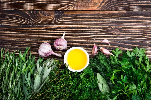 Verse kruiden en specerijen, knoflook, olijfolie op houten achtergrond. Gezonde voeding en koken concept. Tuinieren kruiden — Stockfoto