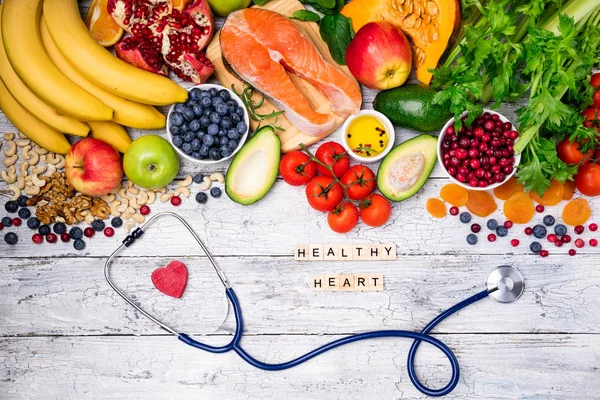 Mâncare sănătoasă pentru inimă. Alimente sănătoase, dietă și conceptul de viață sănătoasă — Fotografie, imagine de stoc