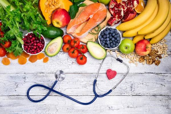 Kalp sağlıklı gıda. Taze balık, meyve, sebze, meyve ve fındık. Sağlıklı gıda, beslenme ve sağlıklı kalp kavramı — Stok fotoğraf