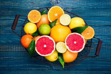 Narenciye arka plan. Yaprakları ile çeşitli taze narenciye meyve. Meyve sepeti portakal, greyfurt, limon, limon, mandalina