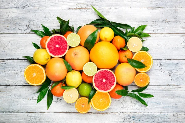 Citrus fruits background. Assorted fresh citrus fruits with leaves. Orange, grapefruit, lemon, lime, tangerine — Stock Photo, Image