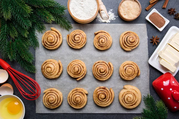 Matlagning kanelbullar. Julen bakning bakgrund. Förberedelse rå deg traditionella söta dessert bullar wienerbröd. Livsmedelsingredienser platt låg — Stockfoto