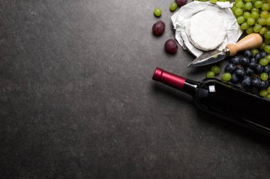 Kırmızı şarap, üzüm, camembert taş masanın üstüne peynir. Meze, gurme, romantik kavramı. Üstten Görünüm
