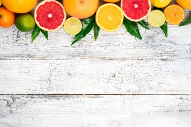 Meyve narenciye arka plan. Portakal, greyfurt, limon, limon, mandalina. Yaprakları ile çeşitli taze narenciye meyve. Üstten Görünüm, düz yatıyordu