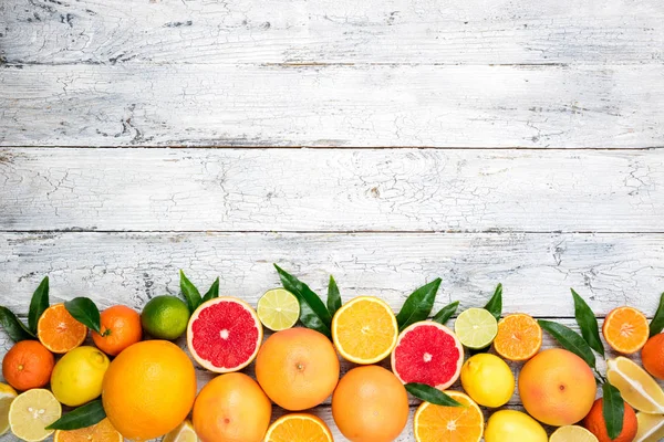 Fruits citrus background. Orange, grapefruit, lemon, lime, tangerine. Assorted fresh fruits with leaves. Top view, flat lay — Stock Photo, Image