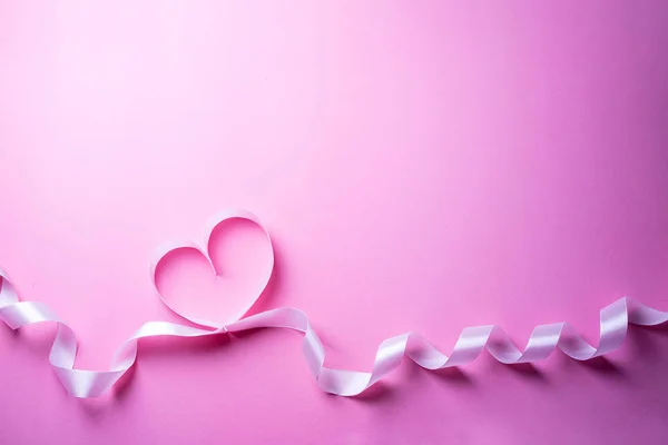 Fondo de San Valentín con corazón rosa. Forma del corazón de la cinta —  Fotos de Stock