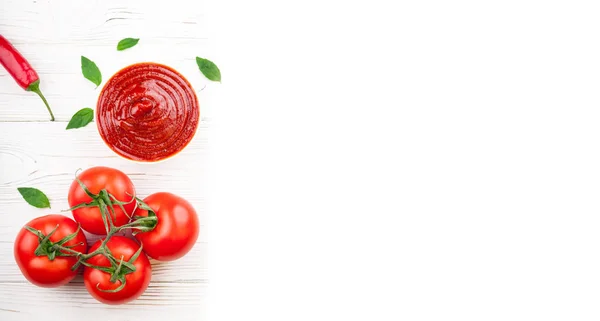 Tomaten ketchup saus in een kom met chili, basilic en tomaten. Ingrediënten voor het koken van ketchup — Stockfoto