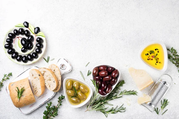 Pão de Ciabatta, azeitonas, queijo, óleo, ervas e especiarias sobre fundo branco. Lanches mediterrânicos — Fotografia de Stock