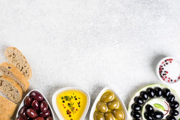 Ciabatta brood, olijven, olie, kruiden en specerijen op witte achtergrond. Mediterrane hapjes — Stockfoto