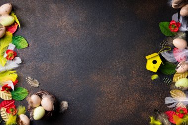 Paskalya kompozisyon. Paskalya yumurtaları, yuva yumurta, çiçek, tüyler ve Paskalya süsleri taş arka plan üzerinde