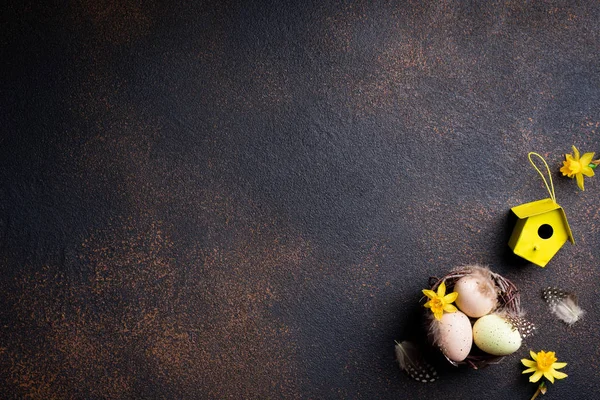 Composición de Pascua. Nido de fondo de Pascua con huevos, flores y decoraciones de Pascua sobre fondo de piedra envejecida — Foto de Stock