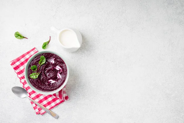 Rödbetor grädde soppa i skål på vit sten bakgrund. Detox rödbetor puré smoothie med Mangold blad. Bantning, ren äta, bantning, vegetarianmat — Stockfoto