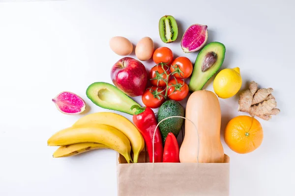 Sağlıklı gıda arka plan. Sağlıklı gıda kağıt çanta meyve ve sebzeler üzerinde beyaz. Vejetaryen yiyecekler. Alışveriş gıda zincirleri kavramı — Stok fotoğraf
