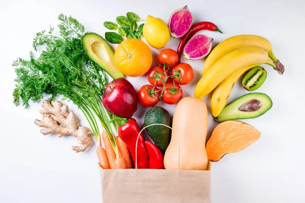 Sağlıklı gıda arka plan. Sağlıklı gıda kağıt çanta meyve ve sebzeler üzerinde beyaz. Vejetaryen yiyecekler. Alışveriş gıda zincirleri kavramı — Stok fotoğraf