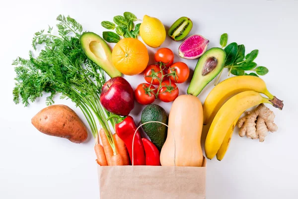 Gesunde Ernährung Hintergrund. gesunde ernährung in papiertüten obst und gemüse auf weiß. Vegetarische Kost. Lebensmittelmarkt-Konzept — Stockfoto