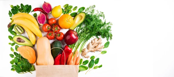 Fondo alimentario saludable. Comida vegetariana saludable en bolsa de papel frutas y verduras sobre fondo blanco. Compras concepto de supermercado de alimentos —  Fotos de Stock