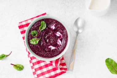 Pancar çorbası ile tohum kase beyaz taş zemin üzerine krem. Pazı yaprakları ile pancar püresi detoks. Diyet, zayıflama, vejetaryen yemek yeme temiz