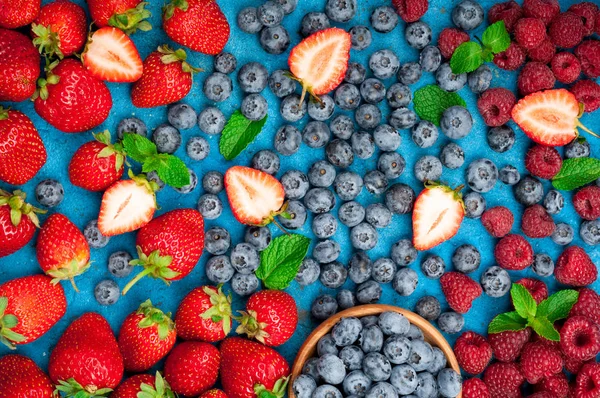 Mix of fresh berries strawberry, blueberry, raspberry. Summer berries background. Dieting, detox, vegetarian food concept — Stock Photo, Image