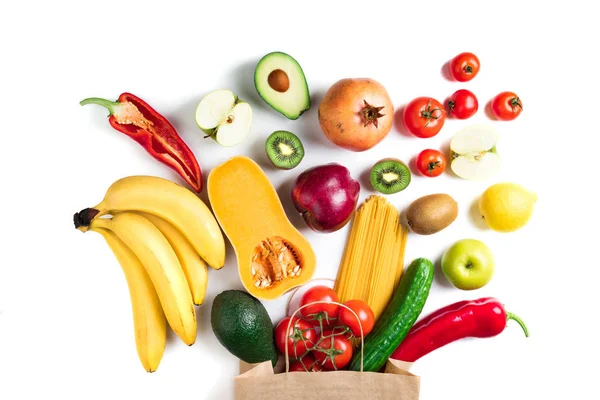 Fondo alimentario saludable. Comida vegetariana saludable en bolsa de papel pasta, verduras y frutas en blanco. Compras concepto de comida —  Fotos de Stock