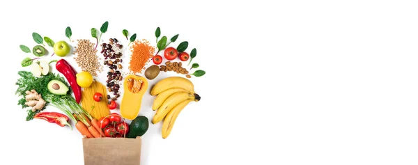 Fondo alimentario saludable. Comida vegetariana saludable en bolsa de papel pasta, verduras y frutas en blanco. Compras concepto de comida —  Fotos de Stock