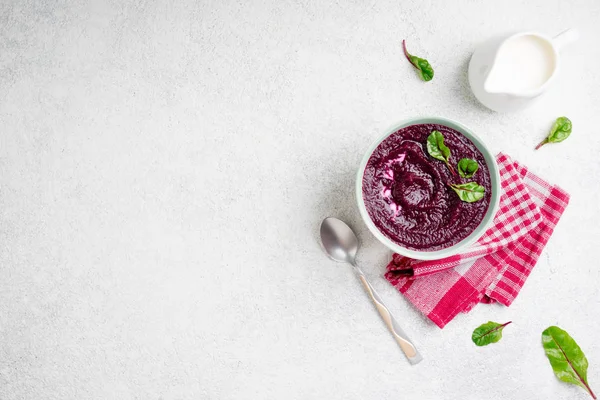 Beetroot cream soup with seeds in bowl on white stone background. Detox beetroot puree with chard leaves. Dieting, clean eating, slimming, vegetarian food — Stock Photo, Image