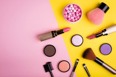 Makyaj ürünleri ve Dekoratif kozmetik renk arka plan düz üzerinde yatıyordu. Moda ve güzellik bloglama kavramı