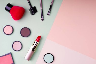 Makyaj ürünleri ve Dekoratif kozmetik renk arka plan düz üzerinde yatıyordu. Moda ve güzellik bloglama kavramı