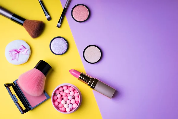 Makeup och dekorativ kosmetika på färg bakgrunden platt låg. Mode och skönhet bloggare koncept. Ovanifrån — Stockfoto