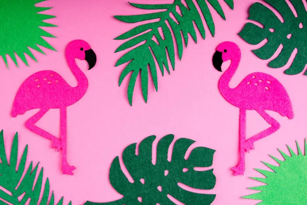 Sommer trendiger Hintergrund mit Flamingo und Blättern auf rosa. Handgefertigte Palmblätter und Vögel. Filzspielzeug. Idee Sommer Kunst Basteln für Kinder im Camp Kunst — Stockfoto