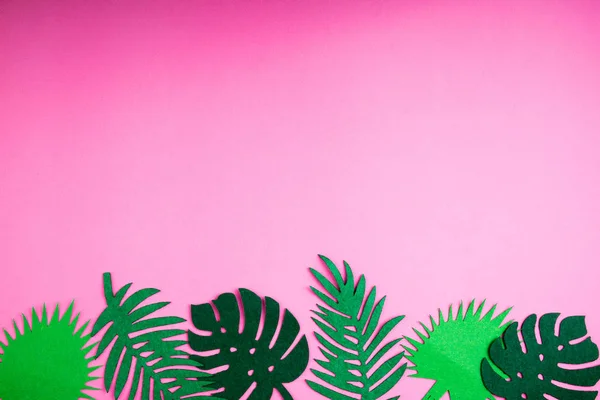Letní módní pozadí s listy na růžovou. Ručně vyráběné palm listy. Plstěné hračky. Myšlenka letní art řemesla pro děti v táboře umění — Stock fotografie