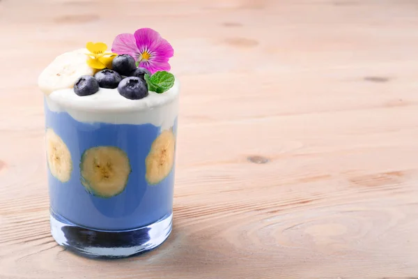 Berry smoothie med banan frukt, blåbär och äta blommor — Stockfoto