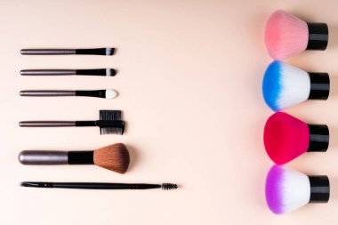 Bej renkli arka plan düz makyaj Kozmetik aksesuarlar yatıyordu. Kozmetik fırçalar kümesi. En az kompozisyon. Moda ve güzellik bloglama kavramı. Üstten Görünüm, kopya alanı