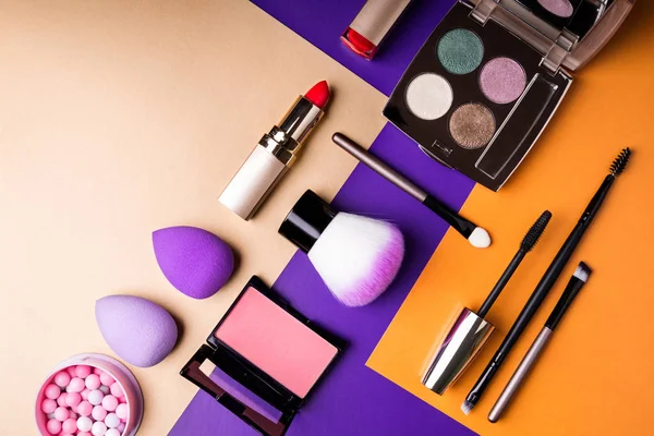 Produktów Makijażu Kosmetyki Kolor Tła Płaskie Świeckich Moda Uroda Koncepcji — Zdjęcie stockowe