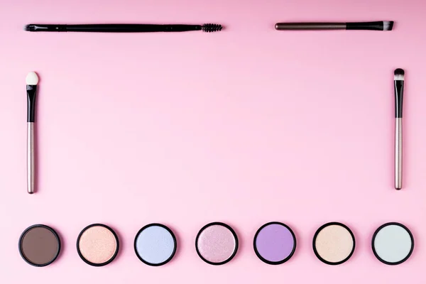 Makeup Produkter Ögonskugga Och Kosmetika Tillbehör Rosa Bakgrund Platt Låg — Stockfoto