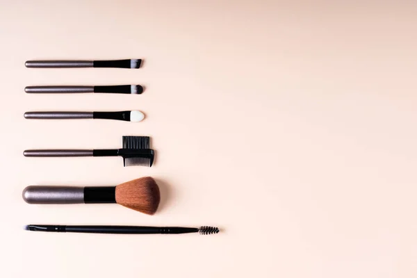 Accesorios Cosméticos Para Maquillaje Sobre Fondo Beige Planas Set Pinceles —  Fotos de Stock